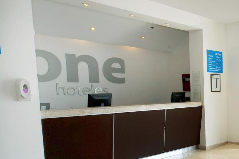 One Monterrey Aeropuerto Hotel 3*
